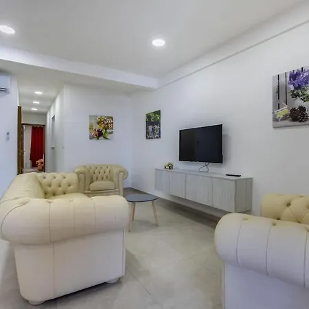 New 2 Bedroom Fl 7 *