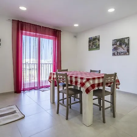 New 2 Bedroom Fl 7 Appartement *