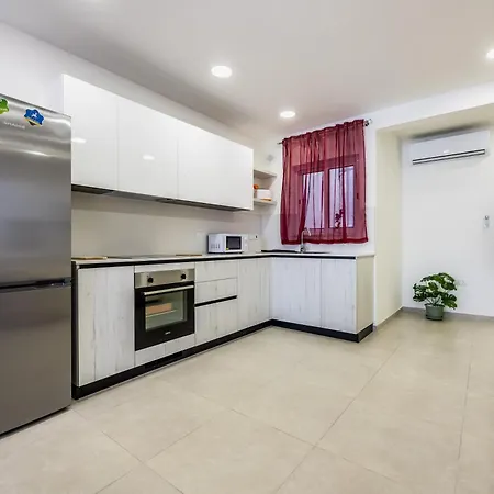 New 2 Bedroom Fl 7